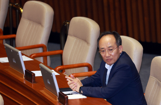 2일 오후 국회 본회의에서 국민의힘 추경호 원내대표가 생각에 잠겨 있다.연합뉴스